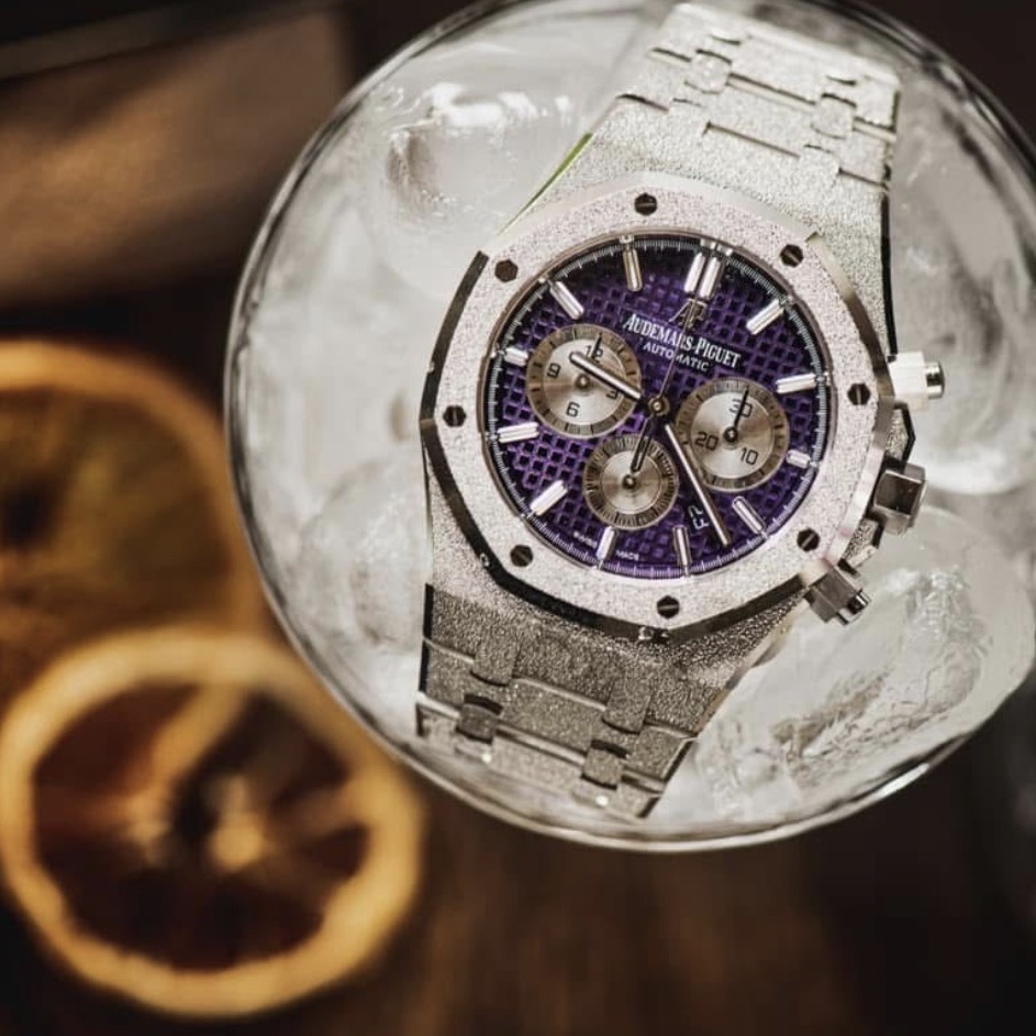 Silberfarbener Chronograph