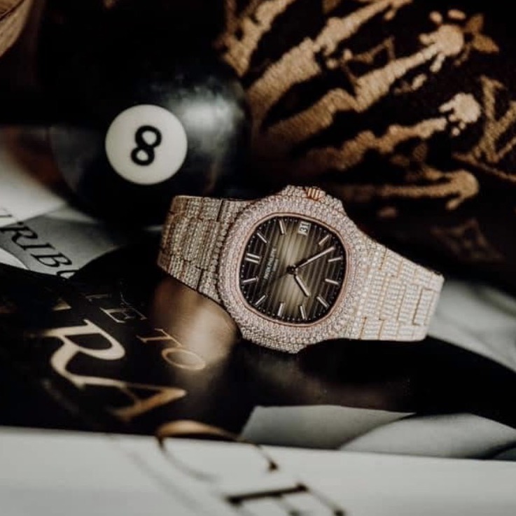 Diamantbesetzte Uhr vor dunklem Hintergrund